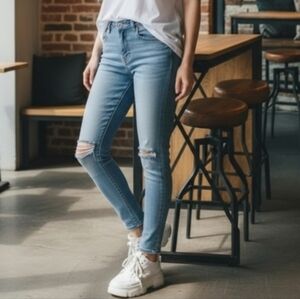 American Eagle Outfitters Distressed Light wash jeggings
